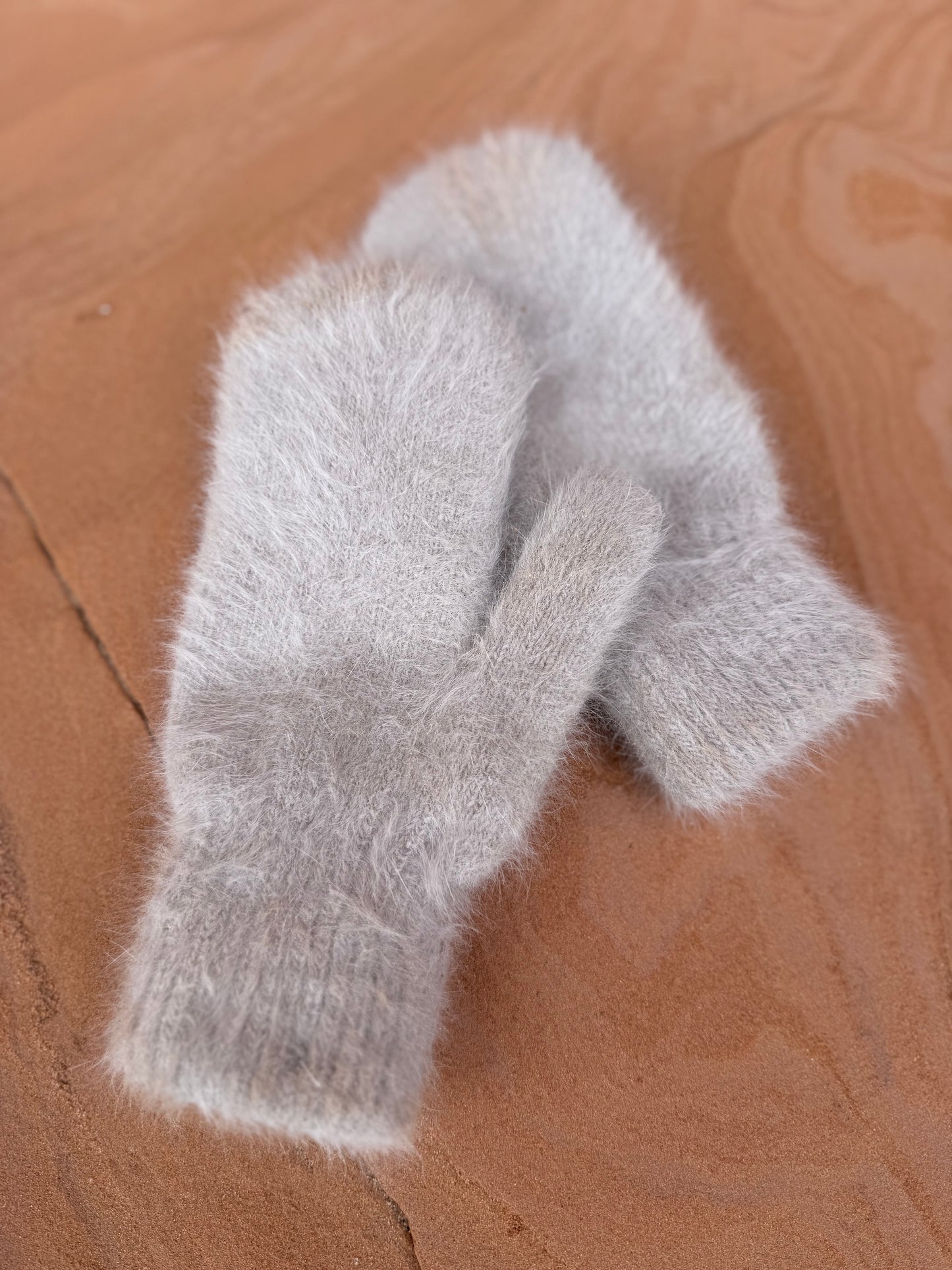 FLUFFY ANGORA MITTEN - SHITAKE
