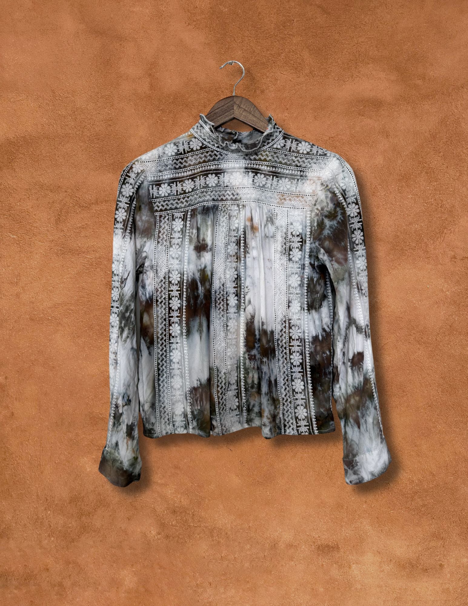 Upcycled Vintage Embroidered Shirt 40 x 23
