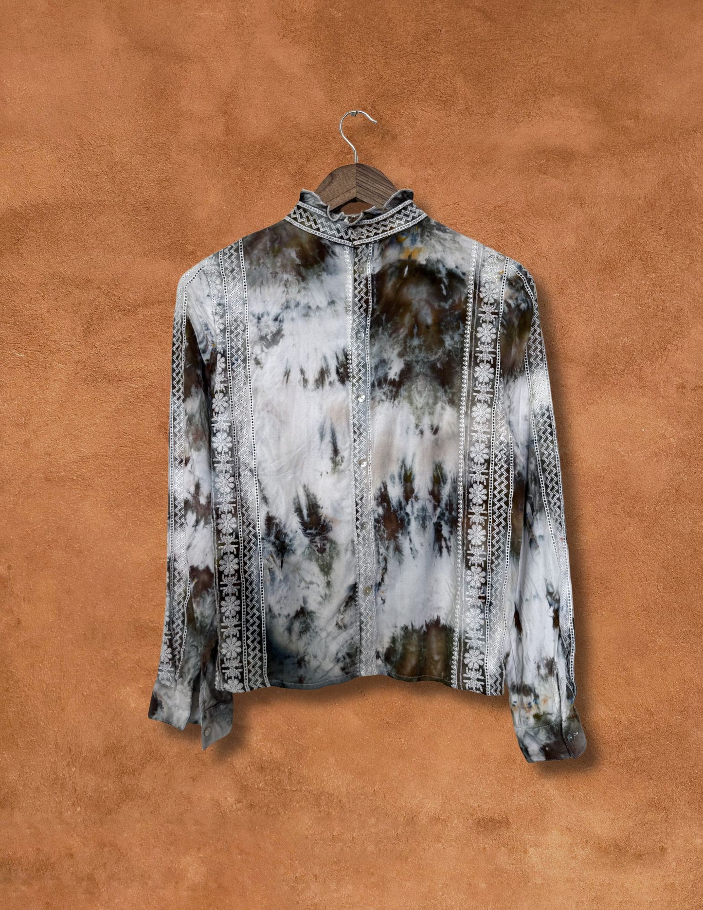 Upcycled Vintage Embroidered Shirt 40 x 23