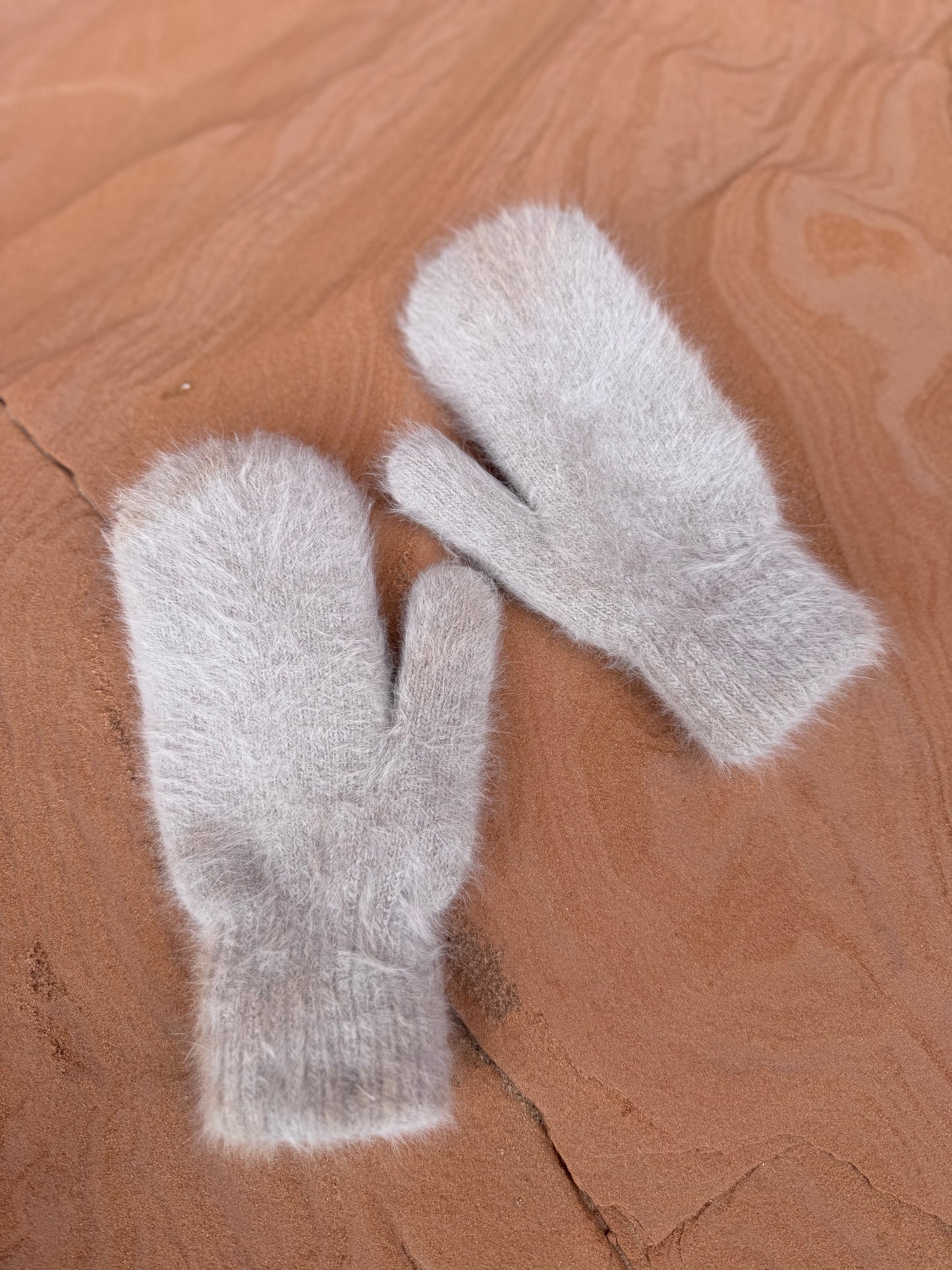 FLUFFY ANGORA MITTEN - SHITAKE
