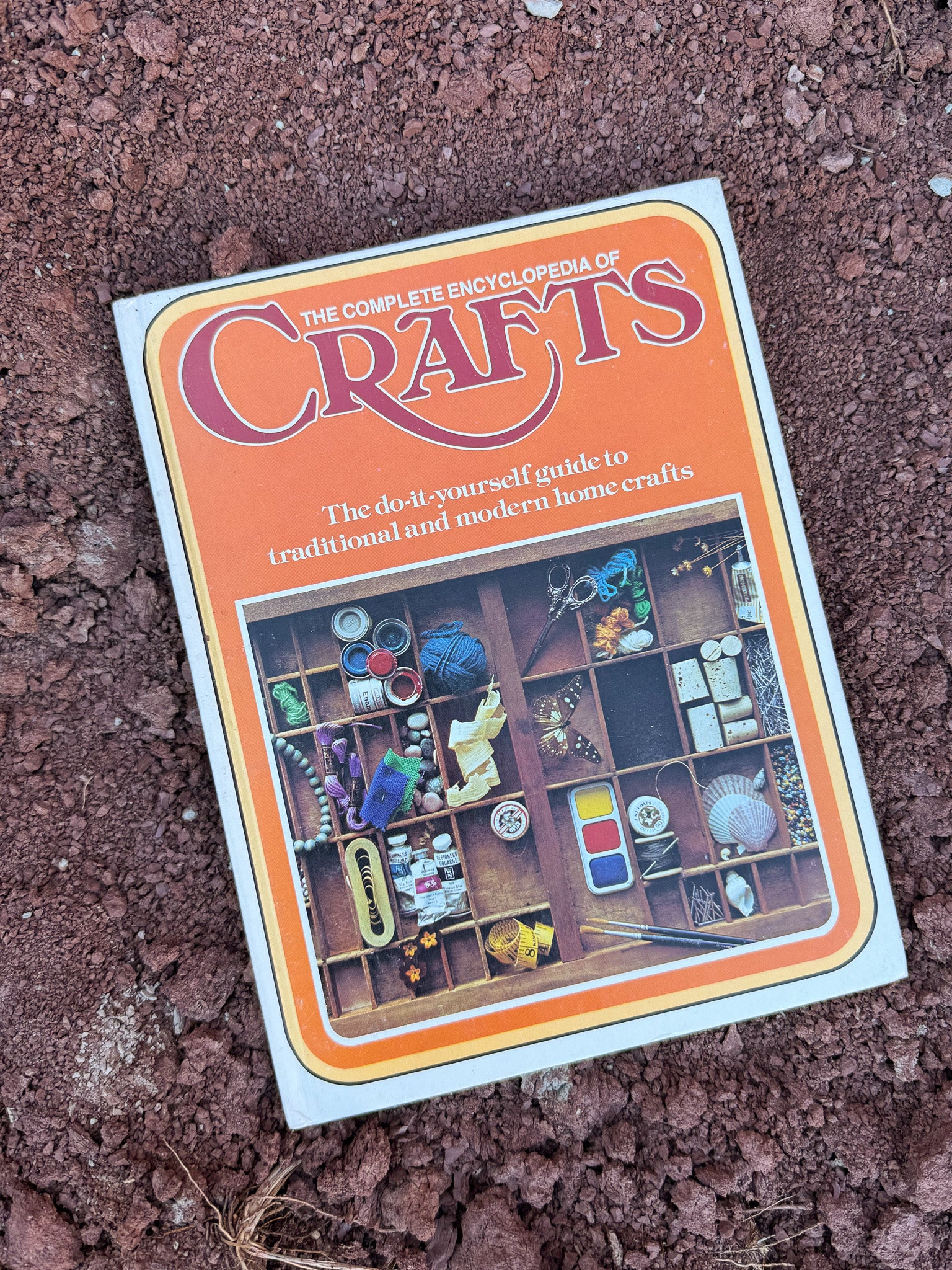 The Complete Encyclopedia of Crafts 1975 Volume 1